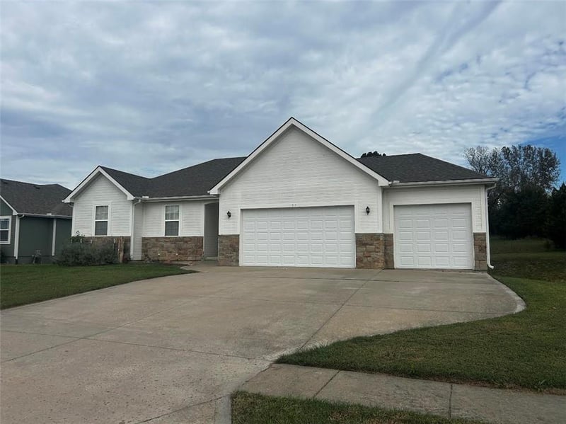 313 S Whilshire Dr, Tonganoxie, KS 66086
