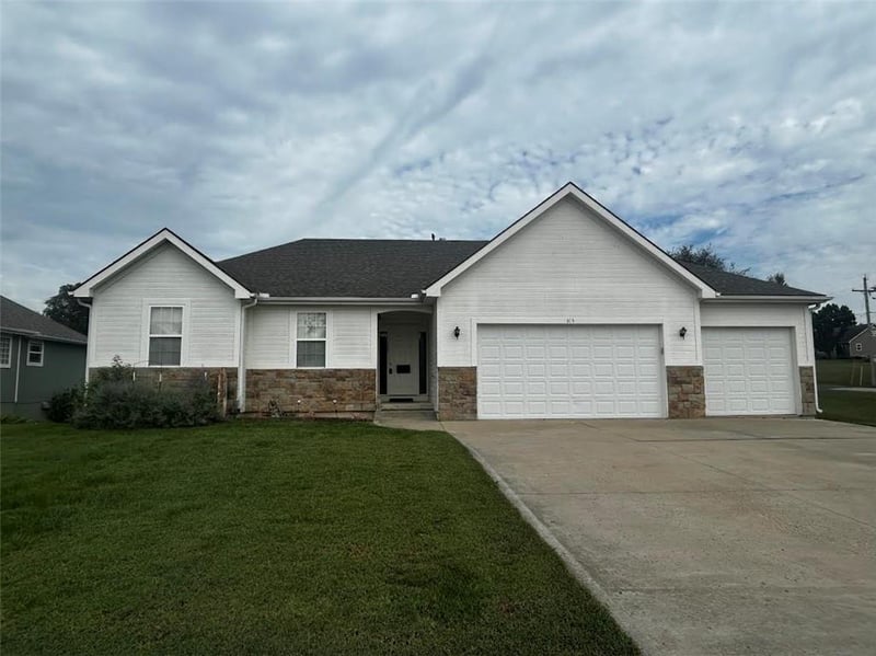 313 S Whilshire Dr, Tonganoxie, KS 66086