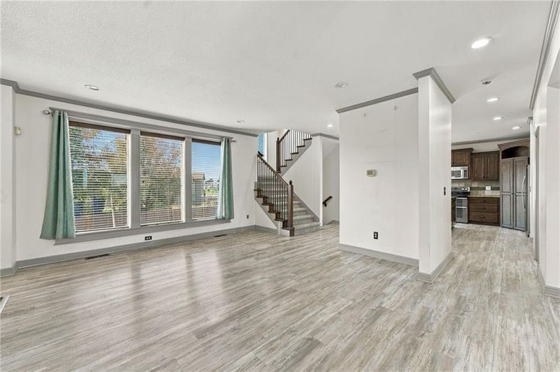 608 SW Lake Side Dr, Lee's Summit, MO 64064