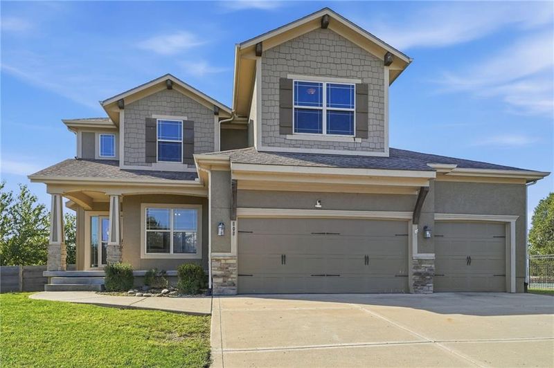 608 SW Lake Side Dr, Lee's Summit, MO 64064