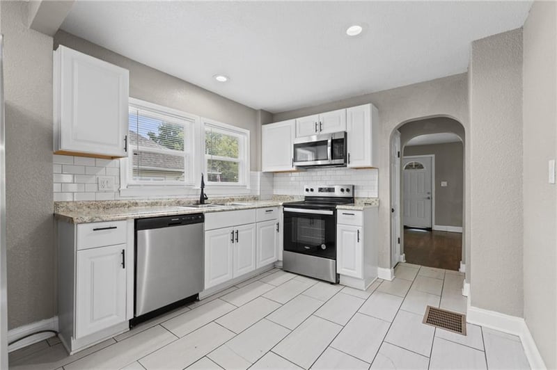 822 S Hardy Ave, Independence, MO 64053