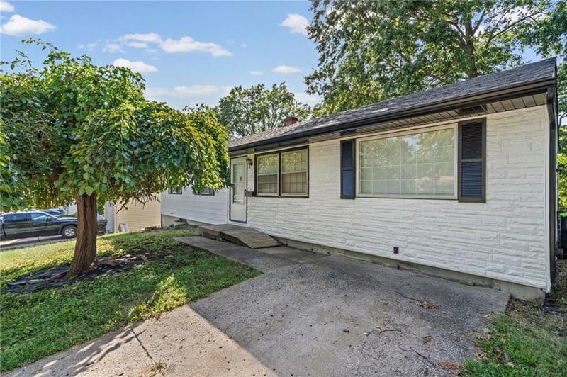 3916 S Spring St, Independence, MO 64055