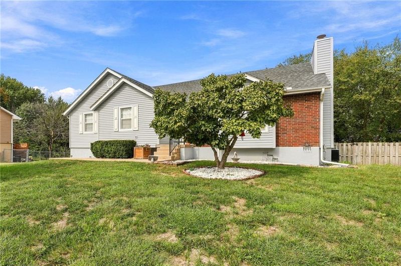 816 SE 16th St, Oak Grove, MO 64075
