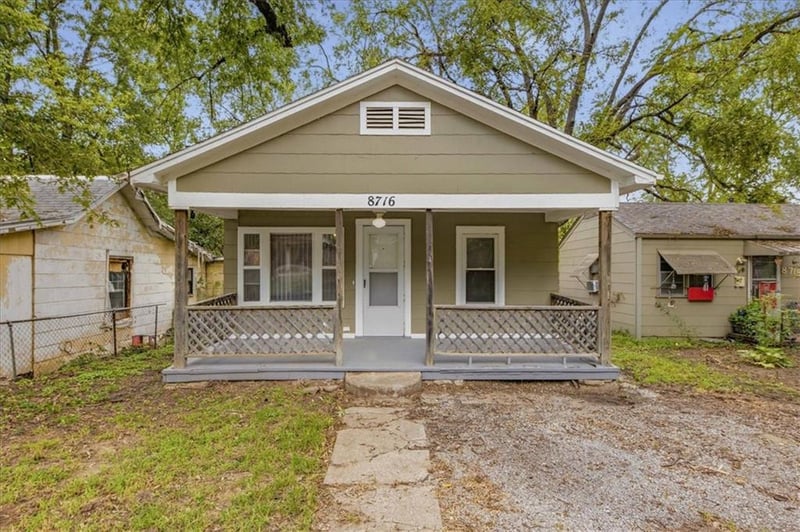 8716 E Roberts St, Independence, MO 64053