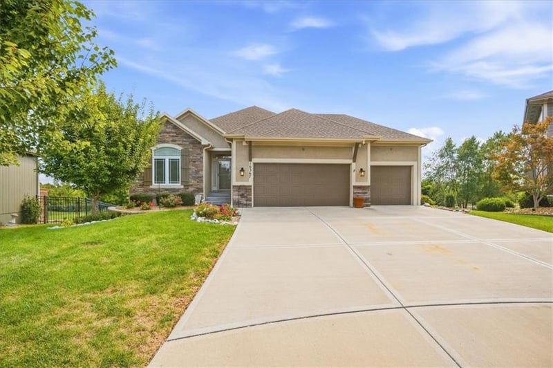 16367 S Heatherwood St, Olathe, KS 66062