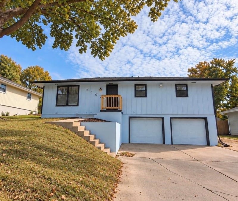 2109 N Leonard Rd, St Joseph, MO 64506