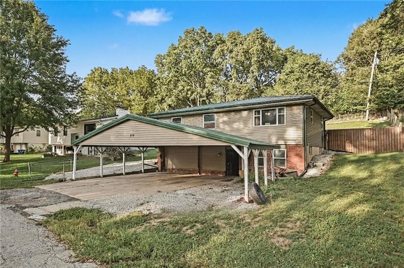 502 Dundee Rd, Smithville, MO 64089