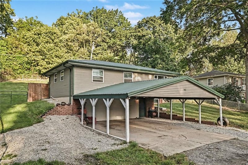 502 Dundee Rd, Smithville, MO 64089