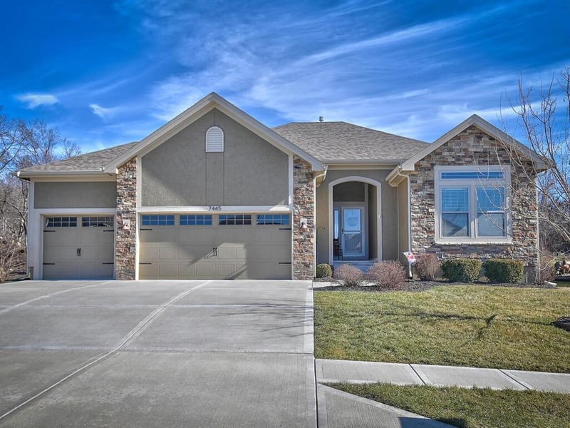 7445 Damon Dr, Parkville, MO 64152