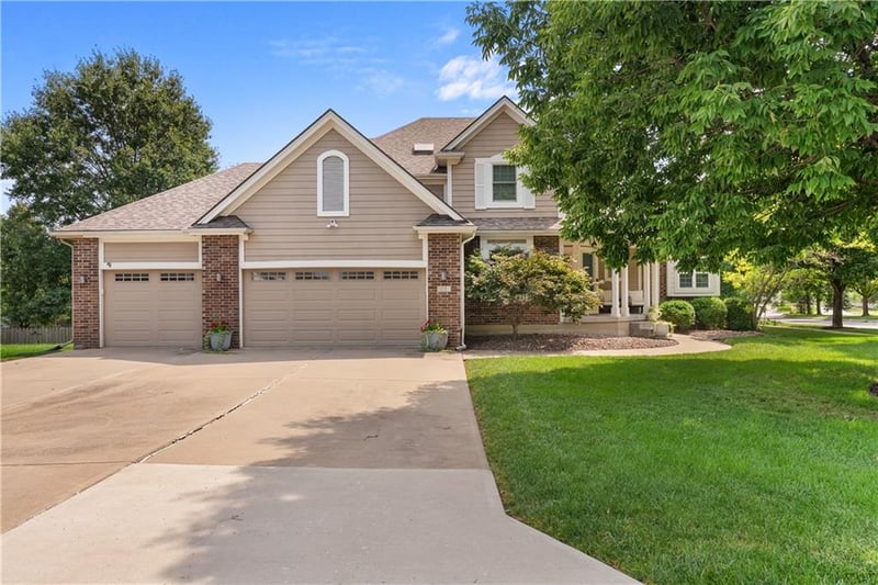 317 SW Bridlewood Ct, Lee's Summit, MO 64081