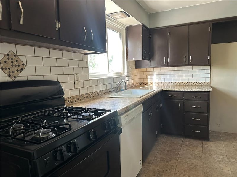 10401 E 69th St, Raytown, MO 64133