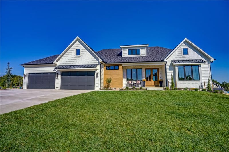 590 South Shore Dr, Lake Winnebago, MO 64034