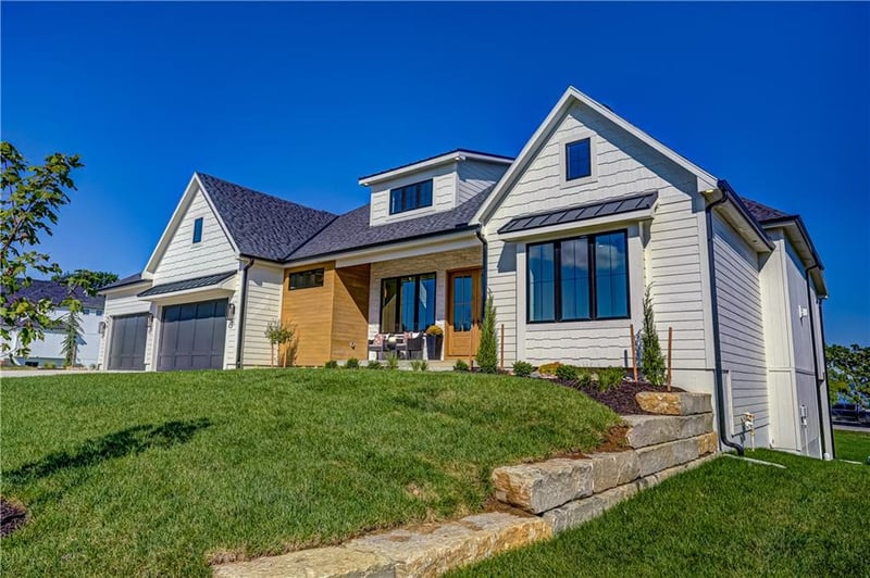 590 South Shore Dr, Lake Winnebago, MO 64034