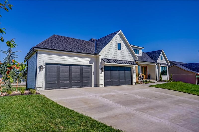 590 South Shore Dr, Lake Winnebago, MO 64034