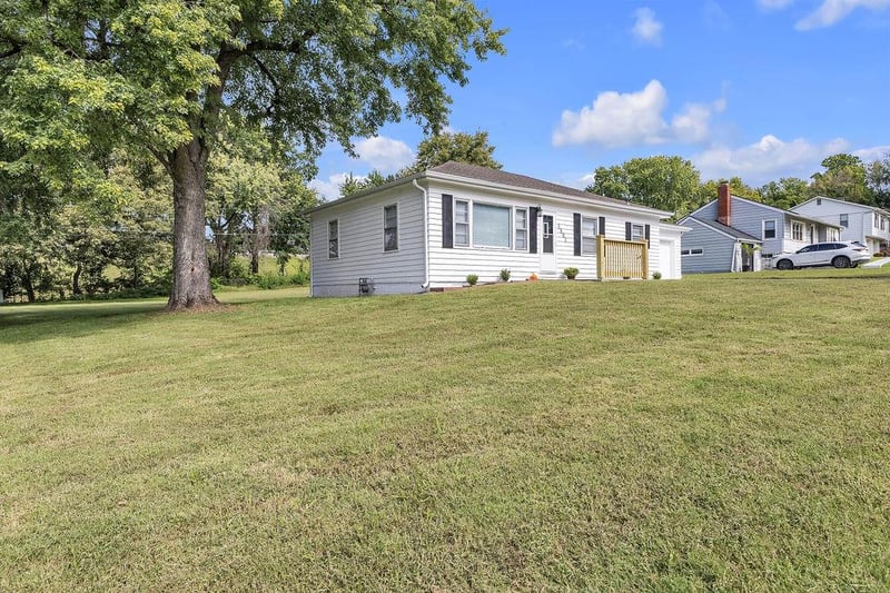 3801 Powers Dr, St Joseph, MO 64503