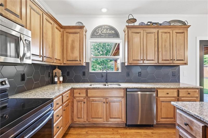 110 S Eastglen Dr, Raymore, MO 64083