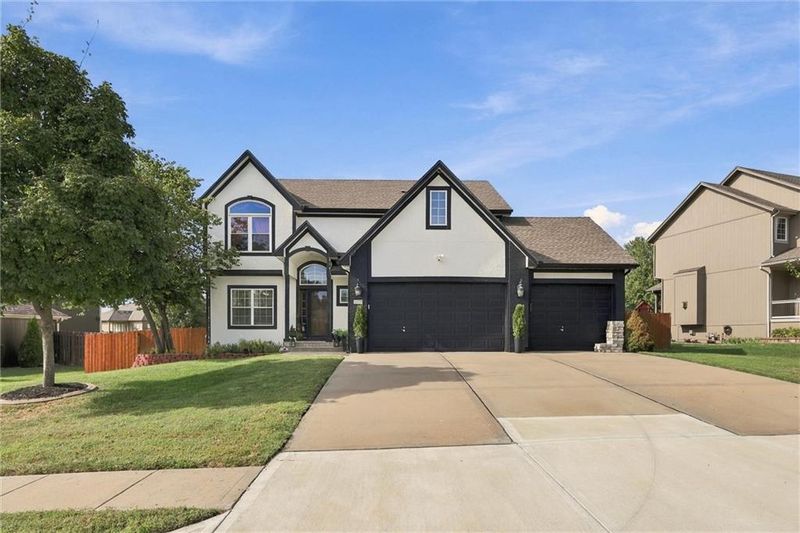 110 S Eastglen Dr, Raymore, MO 64083
