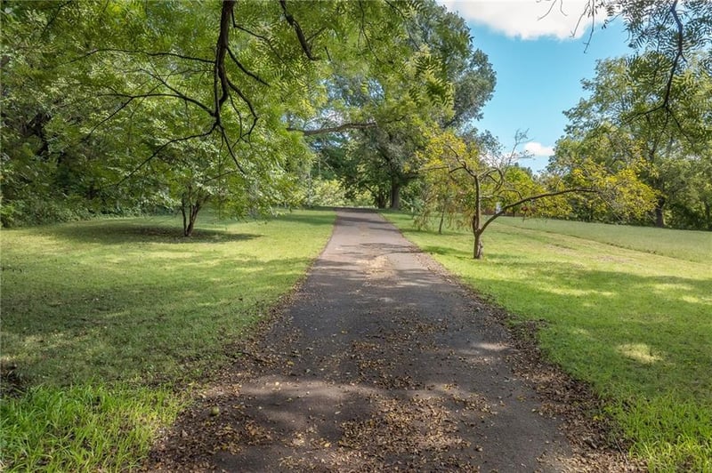 4715 Amazonia Rd, St Joseph, MO 64505