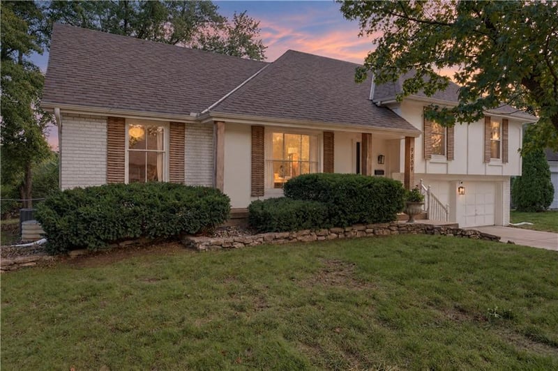 9809 Winslow Pl, Kansas City, MO 64131