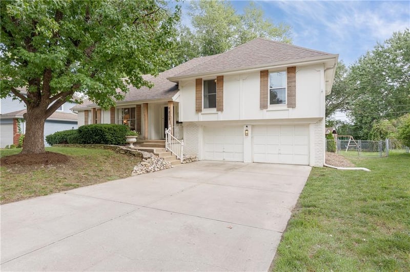 9809 Winslow Pl, Kansas City, MO 64131