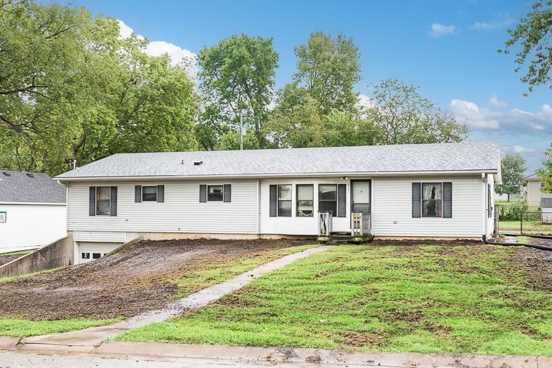 207 W Lucy St, Mclouth, KS 66054