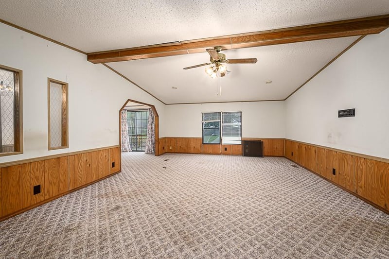207 W Lucy St, Mclouth, KS 66054