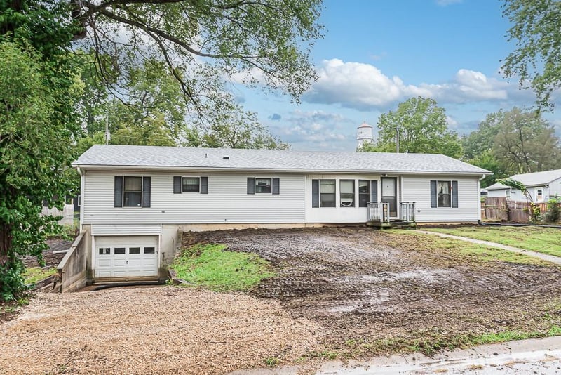 207 W Lucy St, Mclouth, KS 66054