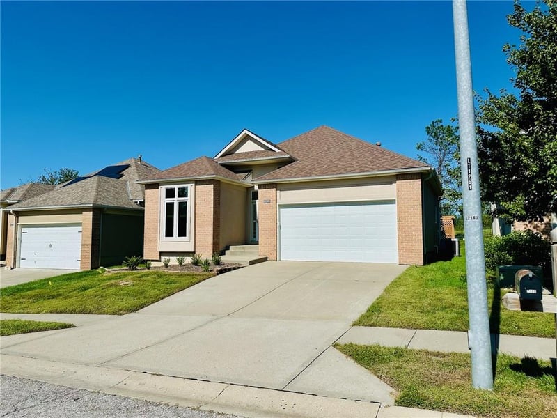 1912 Carter Ct, Liberty, MO 64068