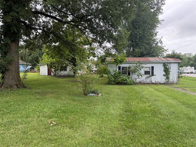 813 Elm St, Henrietta, MO 64036