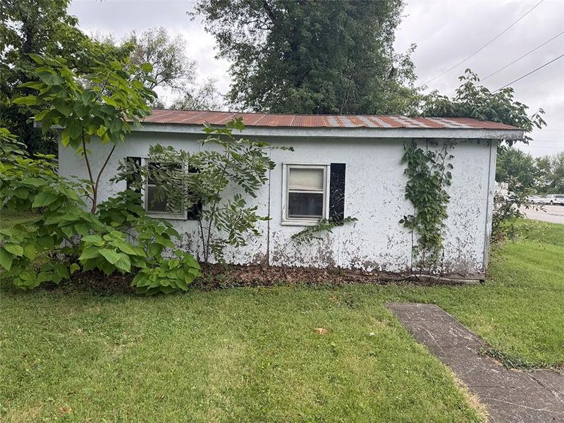 813 Elm St, Henrietta, MO 64036