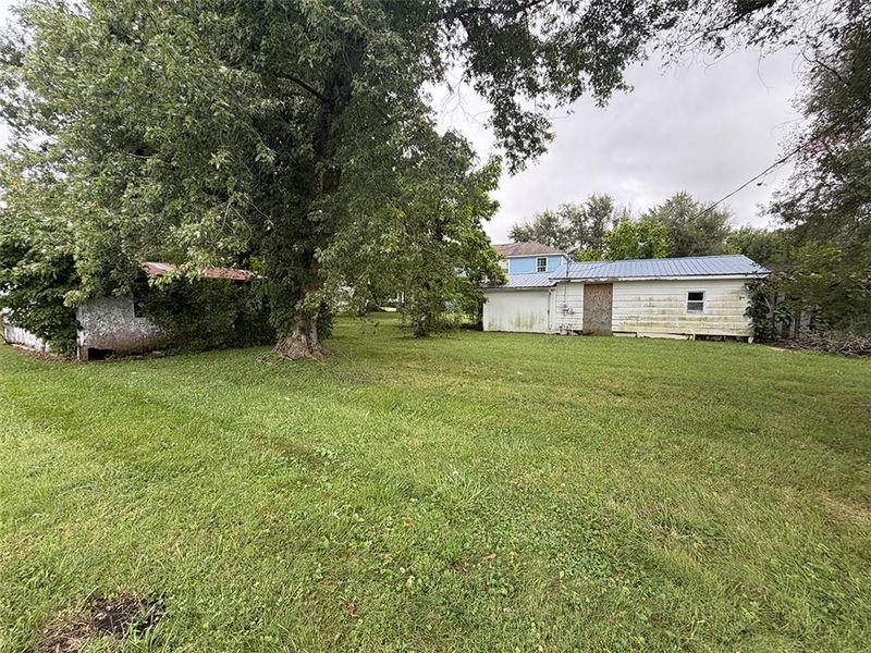 813 Elm St, Henrietta, MO 64036