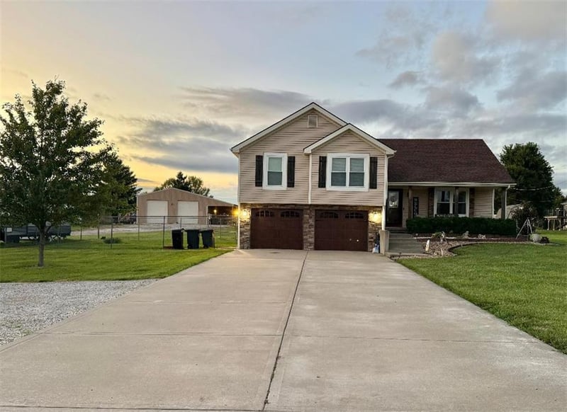 15200 Roger Rd, Leavenworth, KS 66048