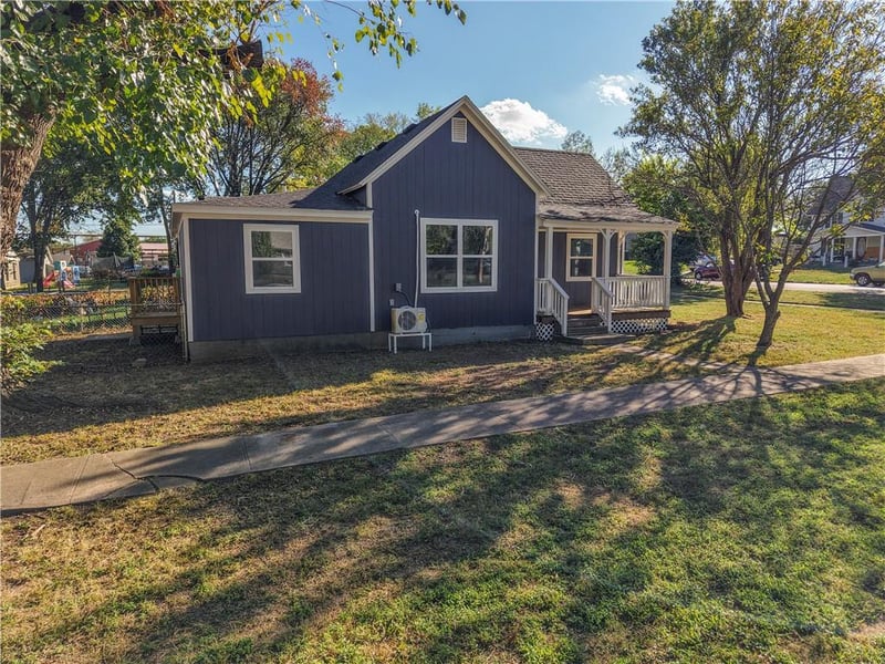 1016 N 9th St, Independence, KS 67301
