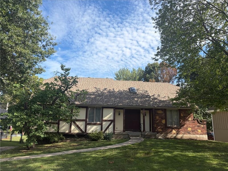 605 SE Brentwood Dr, Lee's Summit, MO 64063