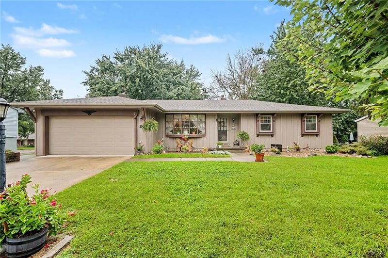 18 Northridge Dr, St Joseph, MO 64506