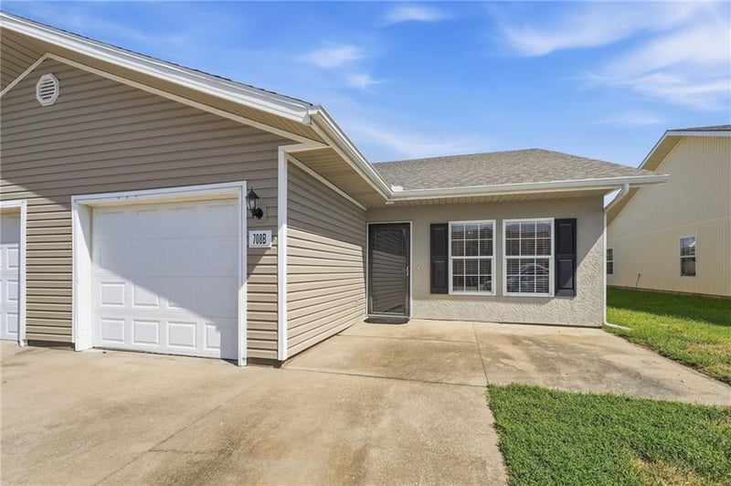 708 Meadow Ct, Peculiar, MO 64078