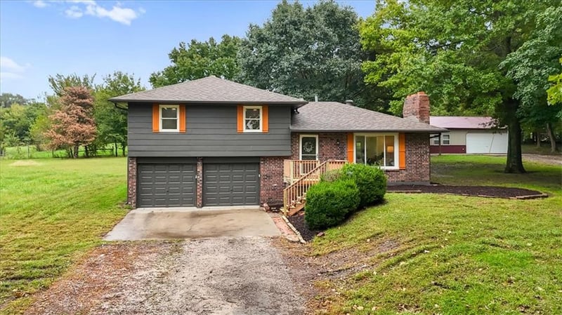 22990 155th St, Leavenworth, KS 66048