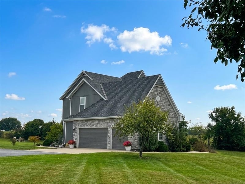 32360 Keystone Dr, Louisburg, KS 66053