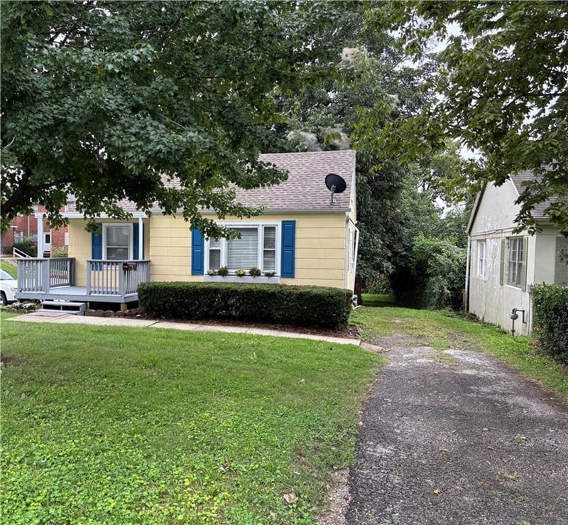 10821 E 19th St S, Independence, MO 64052