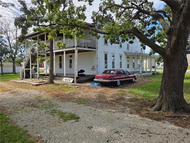 105 N 4th St, Garden City, MO 64747