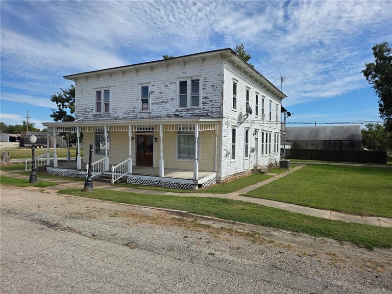 105 N 4th St, Garden City, MO 64747