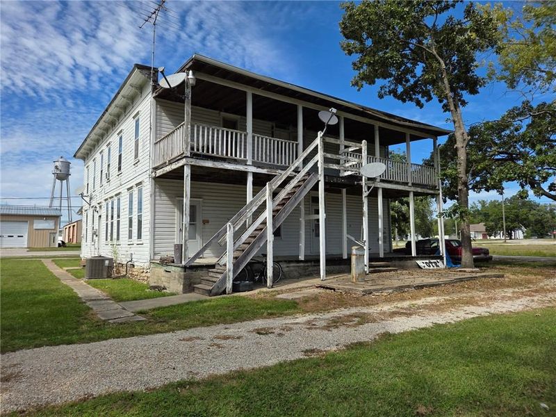 105 N 4th St, Garden City, MO 64747