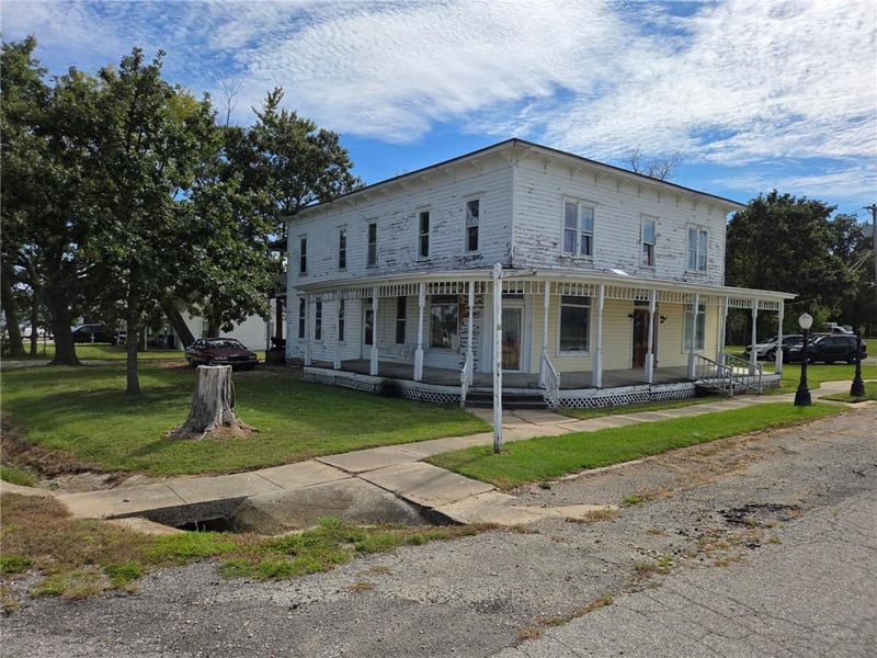 105 N 4th St, Garden City, MO 64747