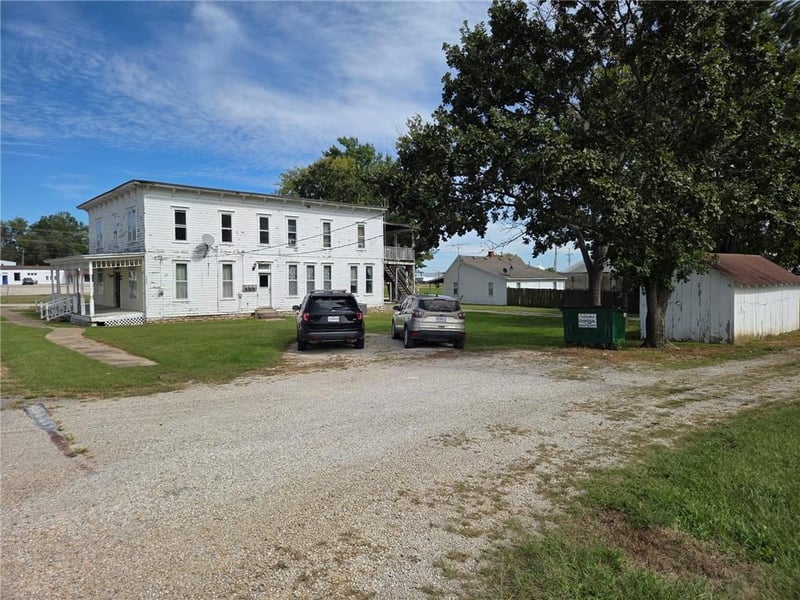 105 N 4th St, Garden City, MO 64747