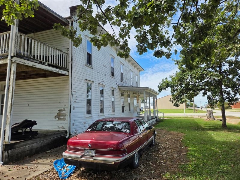 105 N 4th St, Garden City, MO 64747