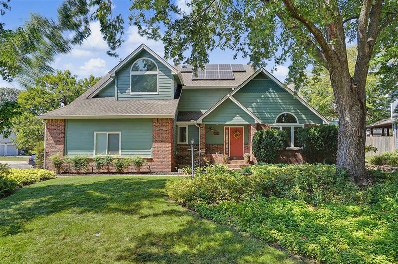 1129 Parkside Cir, Lawrence, KS 66049