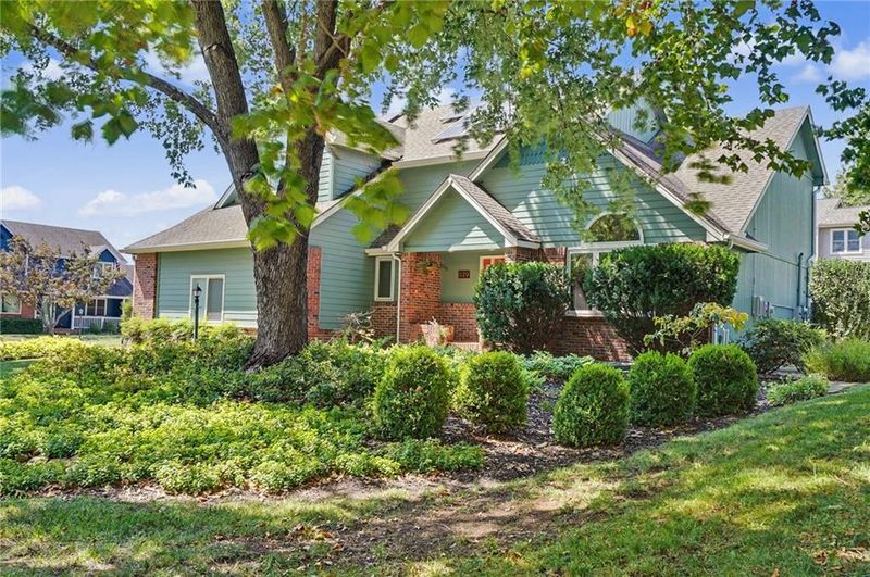 1129 Parkside Cir, Lawrence, KS 66049