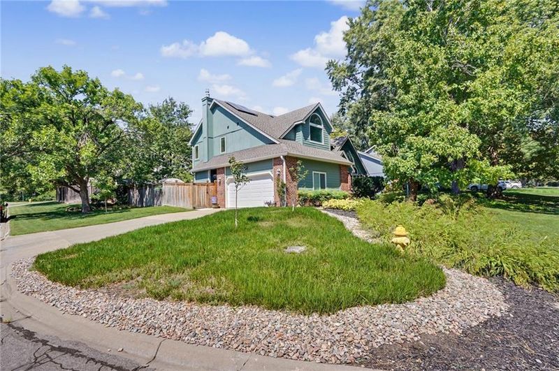 1129 Parkside Cir, Lawrence, KS 66049