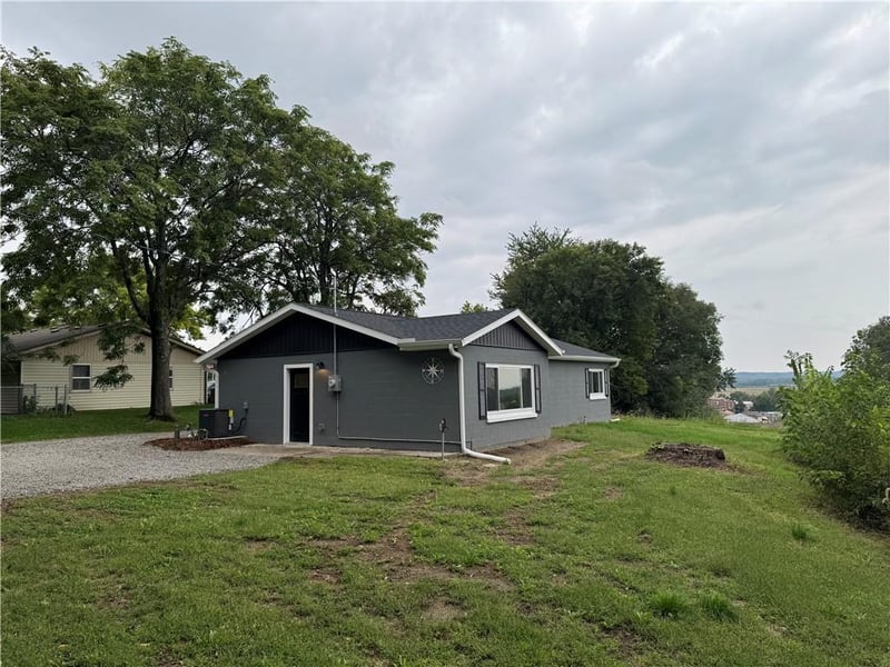 119 E Davis St, Mound City, MO 64470