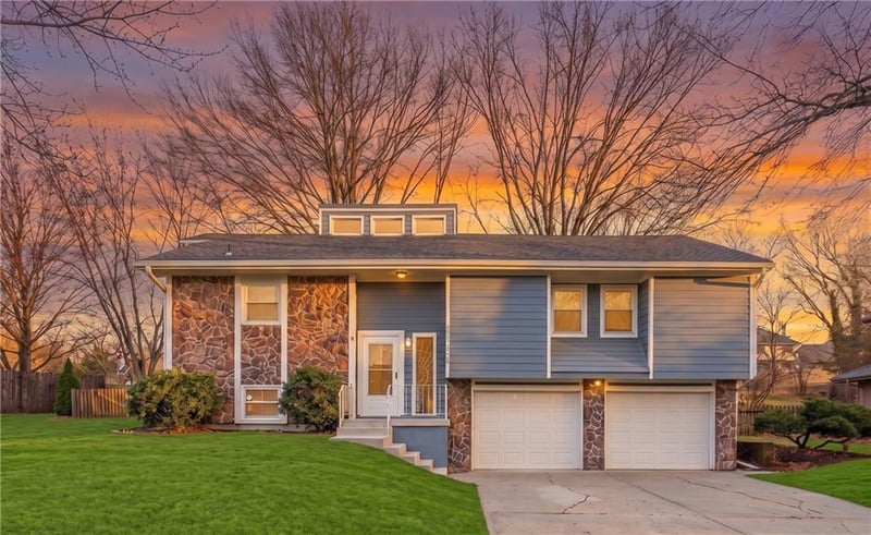 3502 NW Lake Dr, Lee's Summit, MO 64064